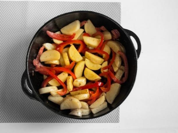 Vistas gaļa ar dārzeņiem: pievienojiet papriku un kartupeļus