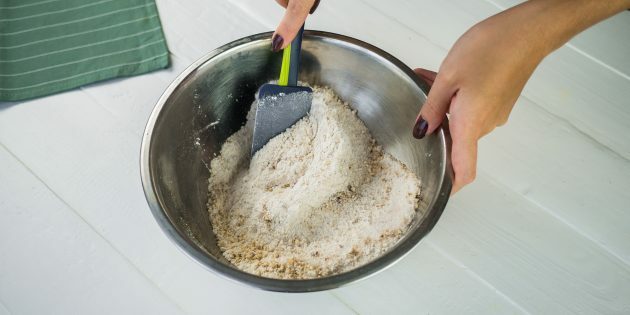 Bumbieru un valriekstu pīrāgs: maisa sausas sastāvdaļas līdz viendabīgai konsistencei