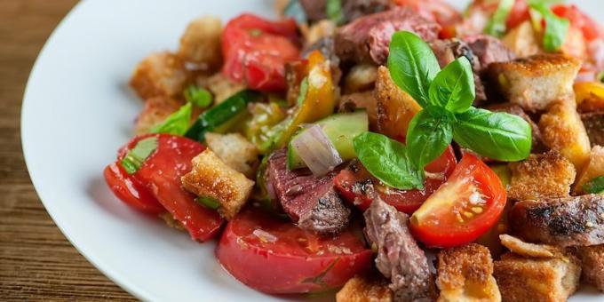 Salāti recepte ar liellopu gaļu, grauzdiņiem, ķiršu tomātiem un baziliku