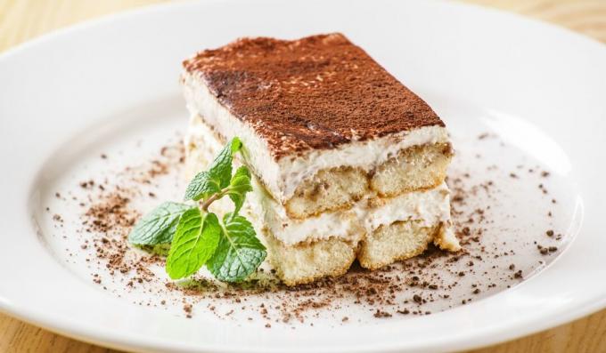 Tiramisu ar maskarpones un savoyardi cepumiem