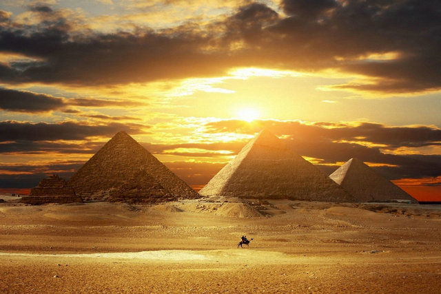 Saulriets Ēģiptes piramīdas