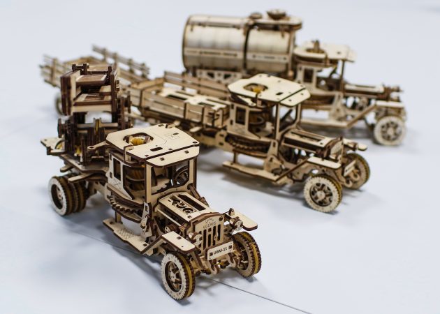 Pārskats UGEARS dizaineris: koka kravas, kas iet bez baterijām