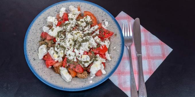 Dakos - grieķu salāti ar grauzdiņiem, tomātiem un fetu