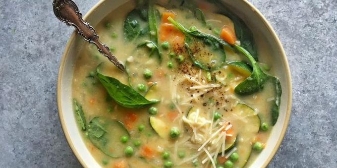 dārzeņu zupas: zupa ar cukini, spināti, pupas un baltvīna
