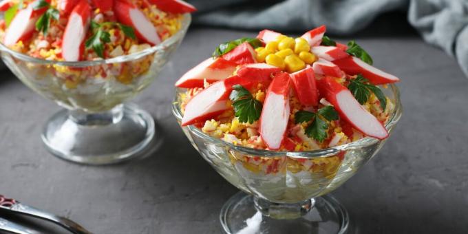 Kārtaini salāti ar krabju nūjiņām un rīsiem