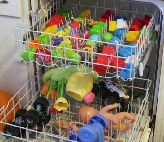 Kā lietot trauku mazgājamā mašīna: mazgāt rotaļlietas