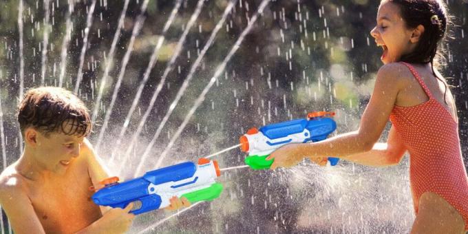 Bērnu dzimšanas dienas: organizēt kaujas ar ūdens pistoles