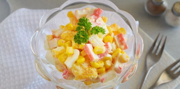 Receptes: Salāti ar kukurūzas, krabju nūjiņas un apelsīnu