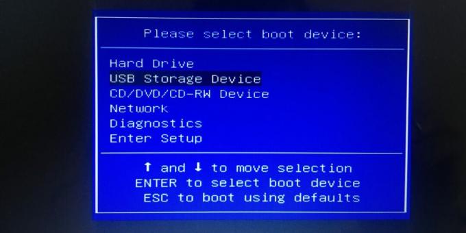 Lai konfigurētu BIOS sāknēšanu no USB zibatmiņas diska, atlasiet vienumu USB atmiņas ierīce