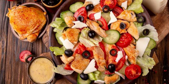 Vienkārša salātu recepte ar mocarellu, dārzeņiem un vistu