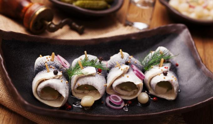 Rollmops ar sinepēm un sīpoliem