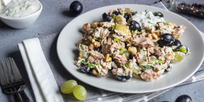 Vienkārša salātu recepte ar vīnogām, tunci un riekstiem