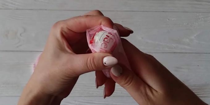 Kā pagatavot konfekšu buķeti: pielīmējiet konfektes ar organzu