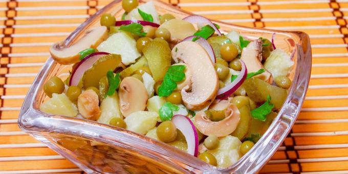 Lean salāti ar kartupeļiem, zirņiem, sēnēm un marinētiem gurķiem