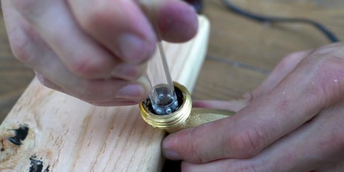 DIY strūklakas izgatavošana: pielīmējiet cauruli pie krāna
