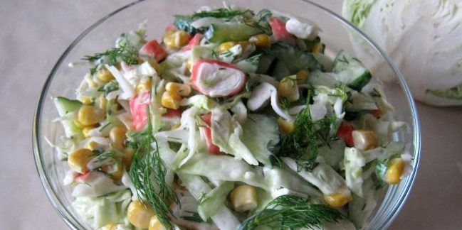 Svaigi salāti: salāti ar kāpostu, kukurūzas un krabju nūjiņām