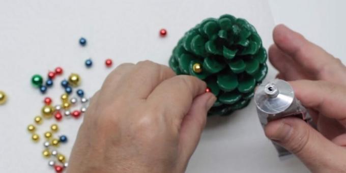 kā padarīt Ziemassvētku eglīti ar savām rokām: pievienojiet krelles