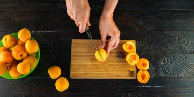 Aprikožu un apelsīnu ievārījums: sagrieziet aprikozes