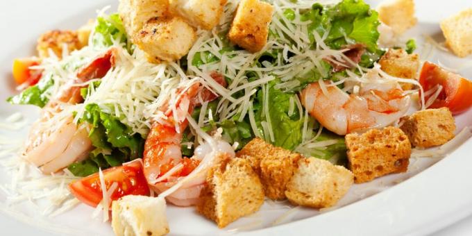 Cēzara salāti ar garnelēm: vienkārša recepte