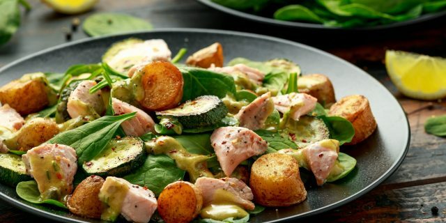 Siltie salāti ar cukini, jaunajiem kartupeļiem un zivīm