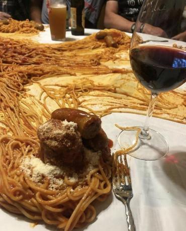 spageti uz galda
