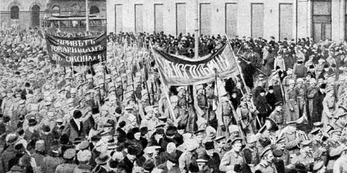 Krievijas impērijas vēsture: februāra revolūcija. Karavīru demonstrācija Petrogradā februāra dienās. 