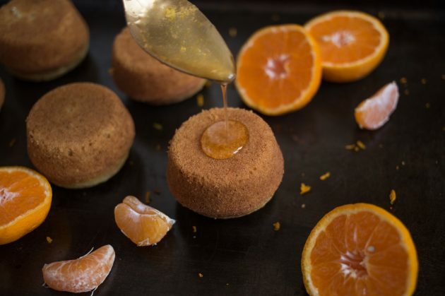 Pārlejiet sīrupu ar mandarīna smalkmaizītēm
