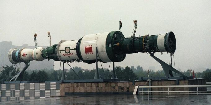 Stacijas Salyut-7 modelis, kas atrodas priekšā vienam no VDNKh paviljoniem Maskavā, 1985. gads