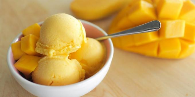 Kā pagatavot jogurta saldējumu ar mango