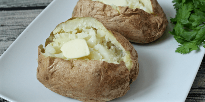 Kā pagatavot kartupeļu mikroviļņu krāsnī