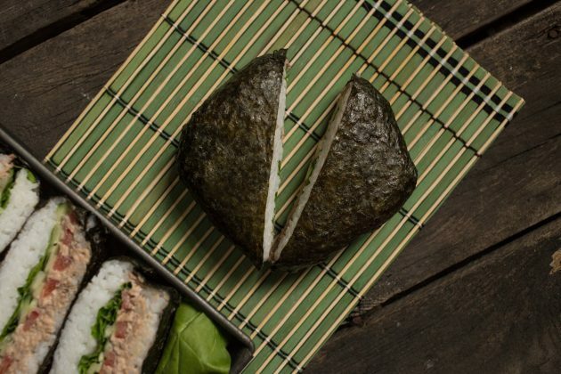 Klasiskā onigirazu suši sviestmaize: noņemiet foliju un sadaliet onigirazu uz pusēm