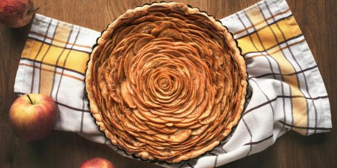 Atvērts ābolu pīrāgs no kārtainās mīklas