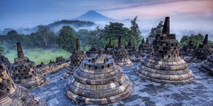 Āzijas teritorija nav velti piesaista tūristu: templis komplekss Borobudur, Indonēzija