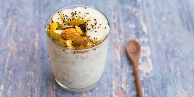 Ko ēst pirms treniņa: jogurts ar riekstiem un banānu