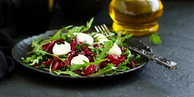 Salāti ar mocarellu, rukolu un bietēm: vienkārša recepte