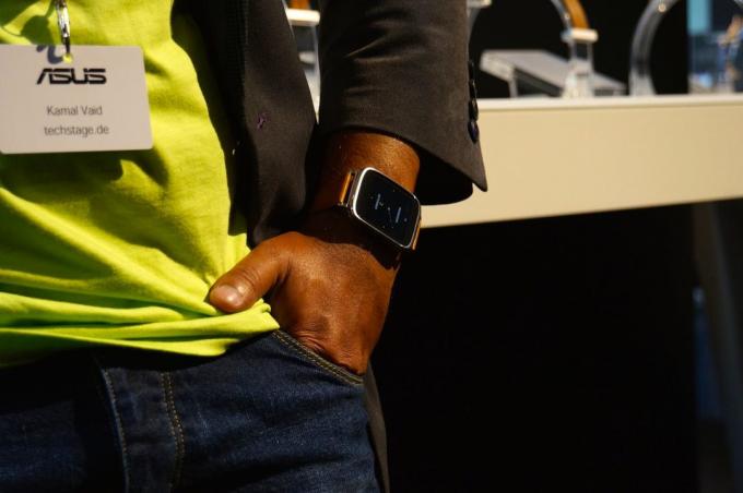 Asus ZenWatch pulkstenis uz rokas