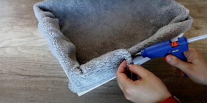 Kā izveidot pašizveidotu kaķu gultu: pielīmējiet audumu