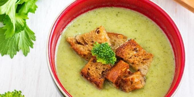 Selerijas zupa ar brokoļiem un grauzdiņiem