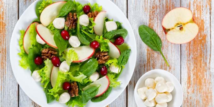 Vienkārša salātu recepte ar mocarellu, āboliem un dzērvenēm