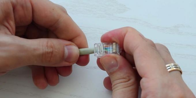 Kā savīt vītā pāra kabeli: uzvelciet savienotāju