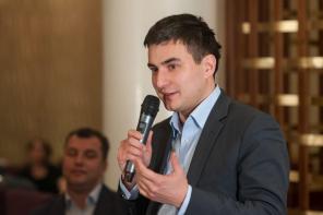 Darbs: Almir Salimov, ģenerāldirektors kluba vadītāji E-Izpildsekretariāts