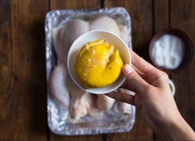 Cepeškrāsns vistas gaļa ar citronu: pievienojiet citronu