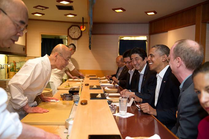 Jiro Ono un Baraks Obama. Baltajā namā no Washington, DC - P042314PS-0082, Public Domain, https://commons.wikimedia.org/w/index.php? curid = 34426375