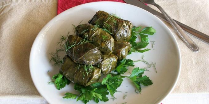 Dolma ar vistu un riekstiem