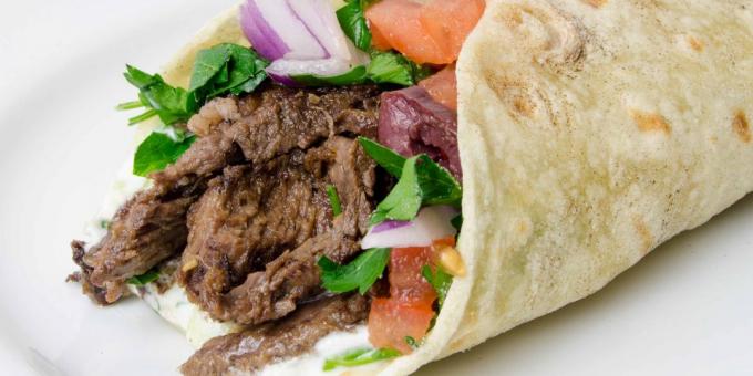 Mājas shawarma liellopu gaļa ar karamelizētiem