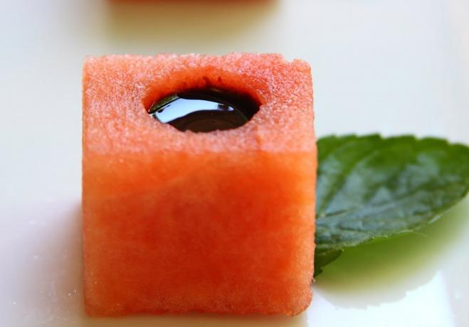 Ēdieni no arbūza: appetayzer ar balzamiko glazūrā