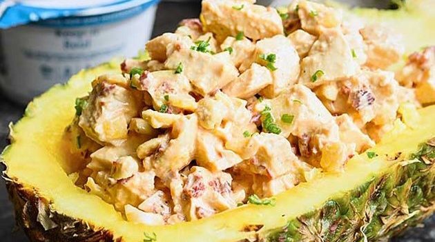 Pikants salāti ar vistu un ananāsiem