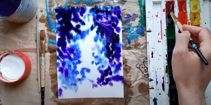 Kā krāsot vietu akvareļos: krāsojiet purpursarkanus un zilus triepienus