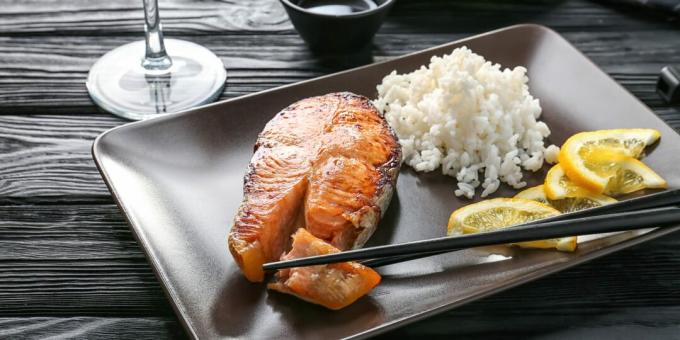 Sarkanie zivju steiki ar citrona-medus mērci