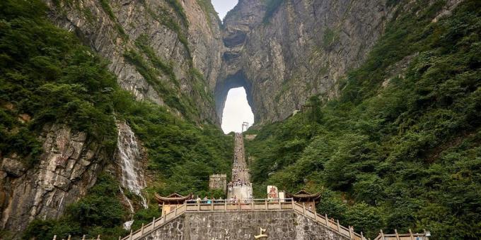 Āzijas teritorija nav velti piesaista tūristu, "Cloud Gate" Mount Tiaņmeņa Zhangjiajie National Park, China